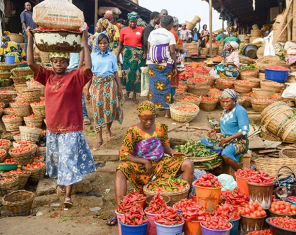 Nigerian market with high food prices, symbolizing the ongoing food crisis.