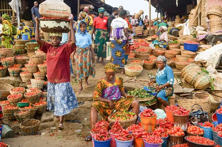 Nigerian market with high food prices, symbolizing the ongoing food crisis.