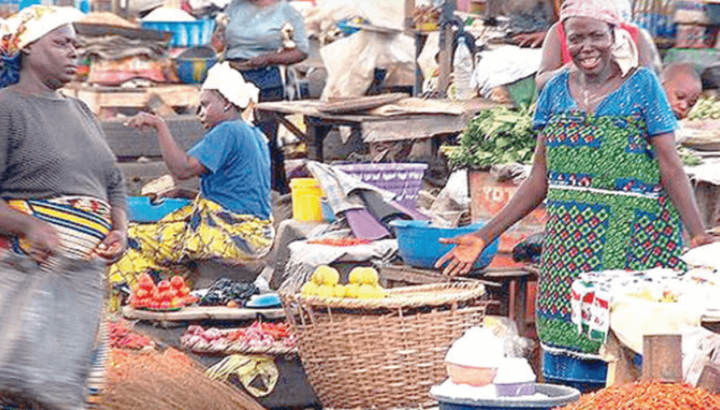 Nigerian market with high food prices, symbolizing the ongoing food crisis.