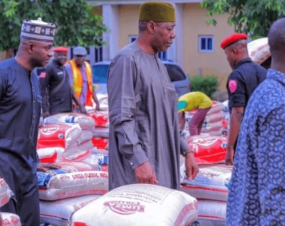 Osun State government distributing bags of Garri and corn to residents.