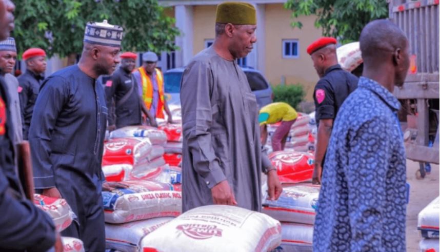 Osun State government distributing bags of Garri and corn to residents.